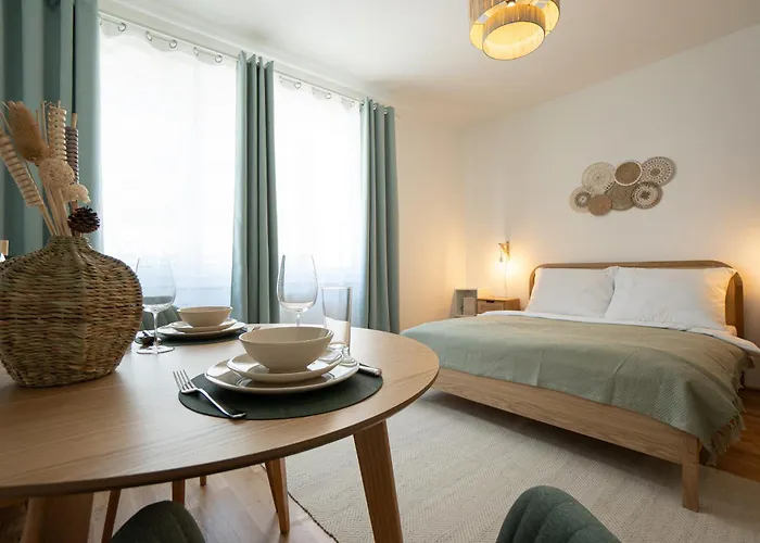 Bright Modern Studio In Center With A Queen Bed