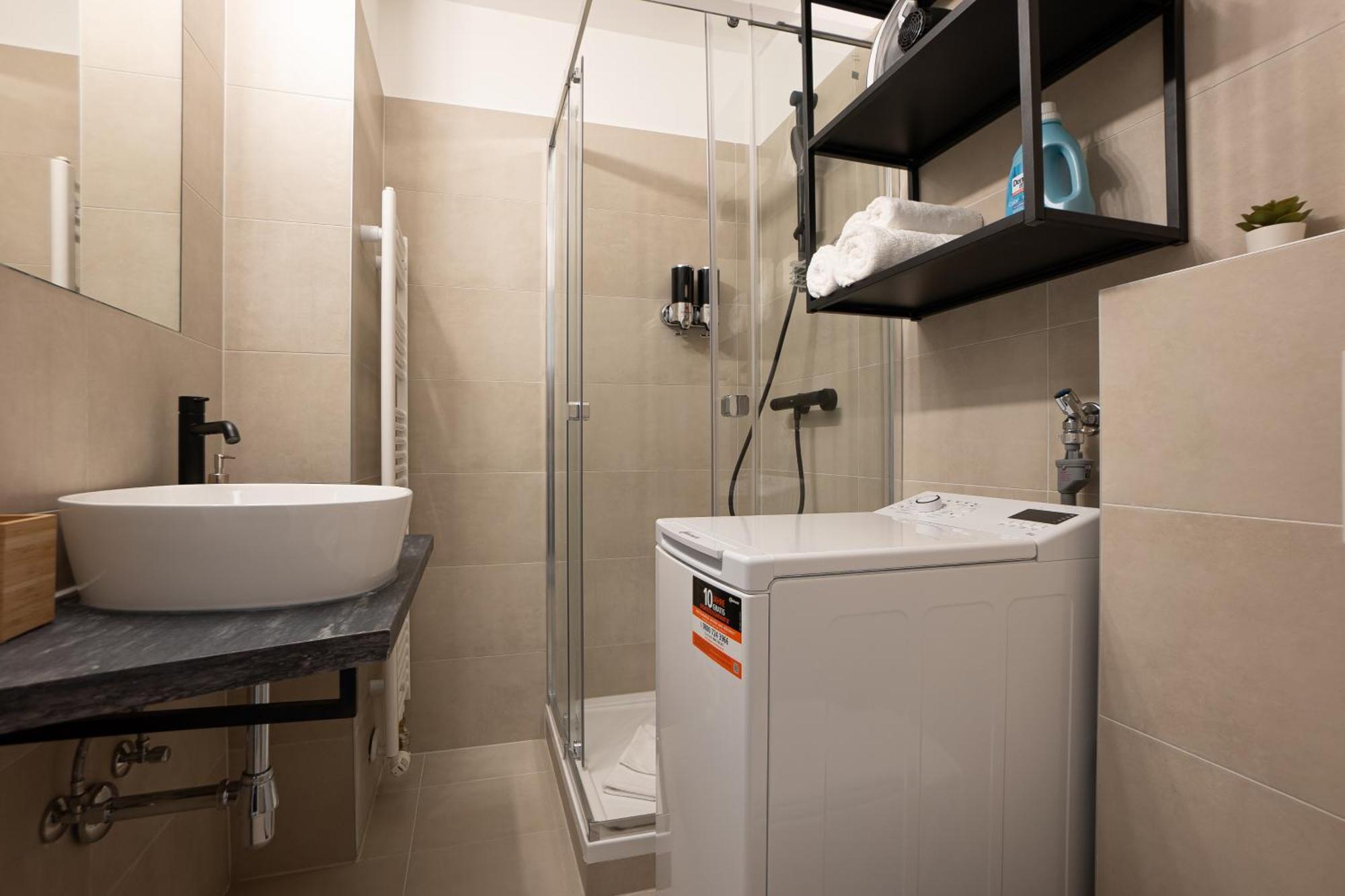 Bright Modern In Center With A Queen Bed Apartamento *